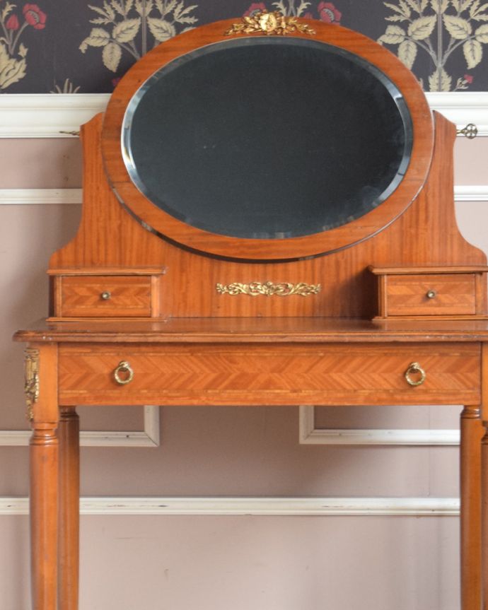 アンティークのドレッサー　アンティーク家具　スラっとしたシルエットが女性らしいフランス家具、アンティークのドレッシングテーブル。大きな引き出しがあるので、しっかり収納！きちんとお直ししているので、引き出しの開け閉めもスムーズです。(q-735-f)