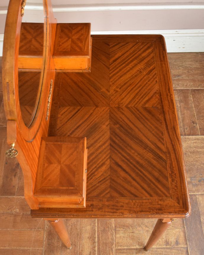 アンティークのドレッサー　アンティーク家具　スラっとしたシルエットが女性らしいフランス家具、アンティークのドレッシングテーブル。天板はピカピカです。(q-735-f)