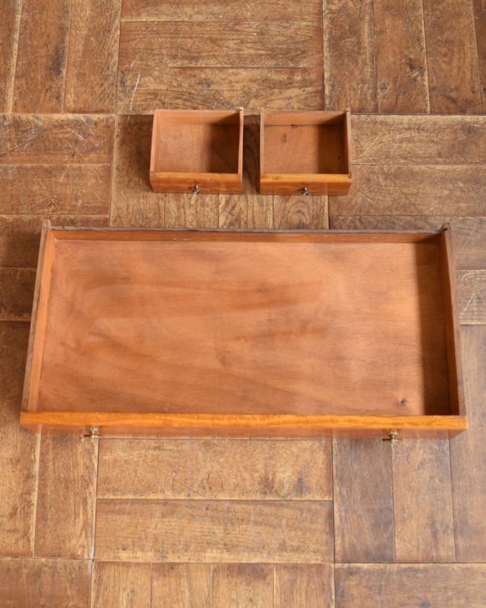 アンティークのドレッサー　アンティーク家具　スラっとしたシルエットが女性らしいフランス家具、アンティークのドレッシングテーブル。引き出しは３杯。(q-735-f)