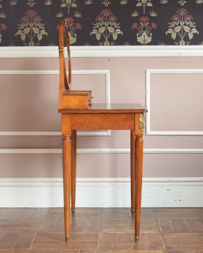 アンティークのドレッサー　アンティーク家具　スラっとしたシルエットが女性らしいフランス家具、アンティークのドレッシングテーブル。サイドから見ても抜群に雰囲気があります。(q-735-f)