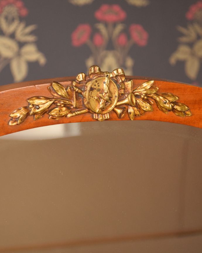 アンティークのドレッサー　アンティーク家具　スラっとしたシルエットが女性らしいフランス家具、アンティークのドレッシングテーブル。ミラーフレームには繊細なゴールドの装飾が付いています。(q-735-f)