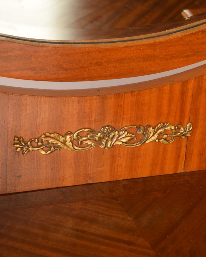 アンティークのドレッサー　アンティーク家具　スラっとしたシルエットが女性らしいフランス家具、アンティークのドレッシングテーブル。贅沢なほどに施された装飾！リッチな気分で心を満たしてくれます。(q-735-f)