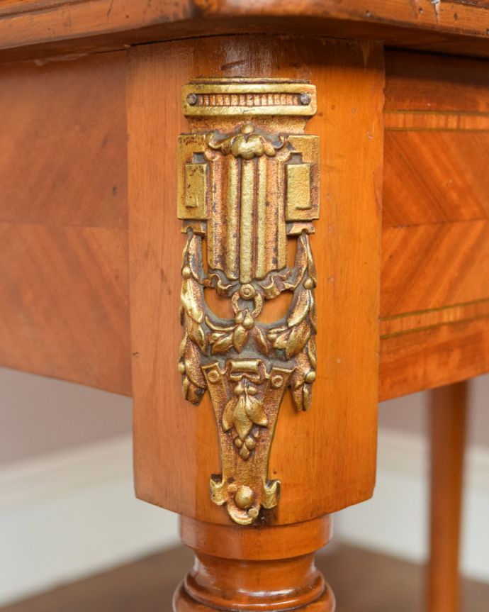 アンティークのドレッサー　アンティーク家具　スラっとしたシルエットが女性らしいフランス家具、アンティークのドレッシングテーブル。脚にもフランスらしい装飾が付いています。(q-735-f)