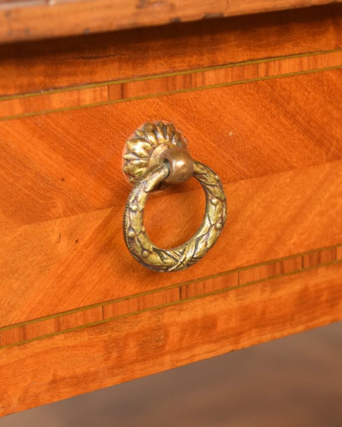 アンティークのドレッサー　アンティーク家具　スラっとしたシルエットが女性らしいフランス家具、アンティークのドレッシングテーブル。アンティークらしい取っ手をそっと開くたびにときめきます。(q-735-f)