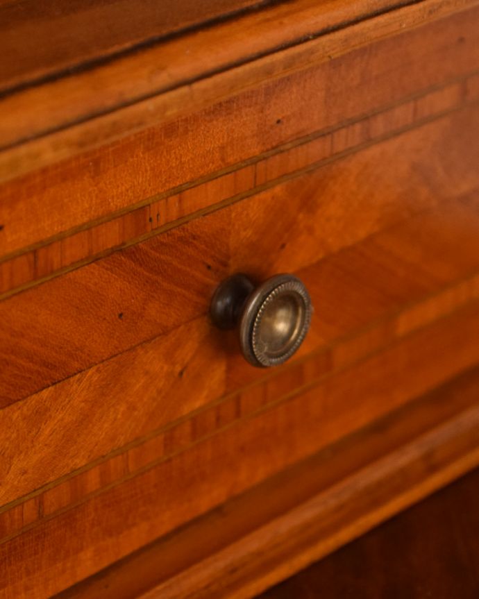 アンティークのドレッサー　アンティーク家具　スラっとしたシルエットが女性らしいフランス家具、アンティークのドレッシングテーブル。小引き出しに付いている取っ手は小さなつまみです。(q-735-f)