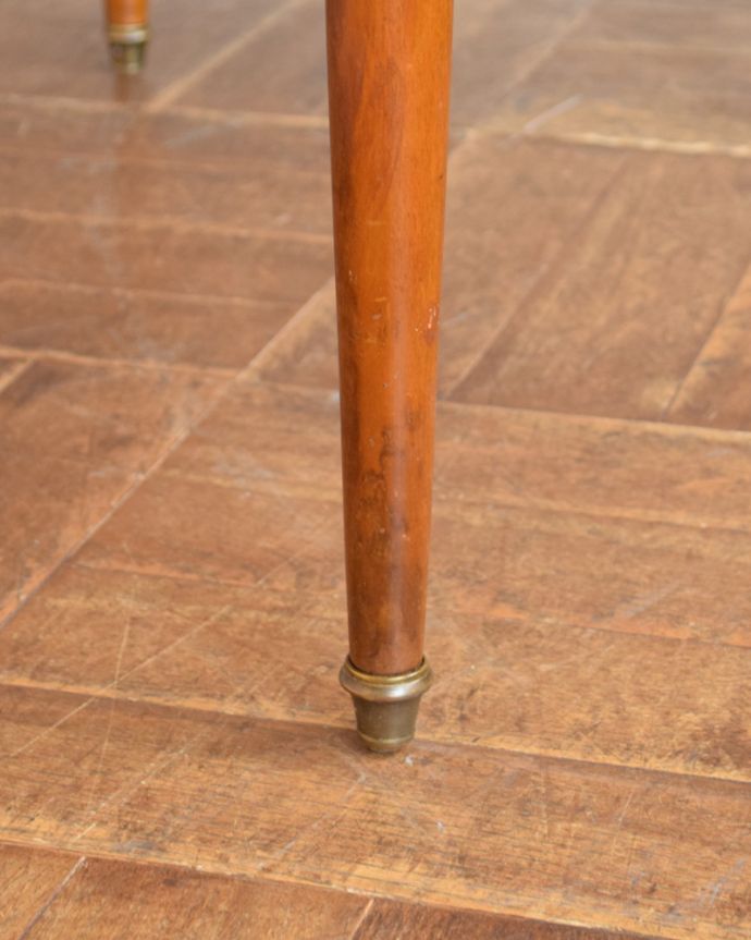 アンティークのドレッサー　アンティーク家具　スラっとしたシルエットが女性らしいフランス家具、アンティークのドレッシングテーブル。スーッと長い脚は、丸く優しい印象です。(q-735-f)