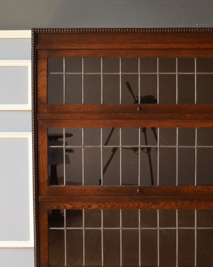 アンティークのキャビネット　アンティーク家具　英国家具らしいオシャレなスタッキングブックケース（オーク材）。職人さんの技が生きた装飾です。(q-746-f)