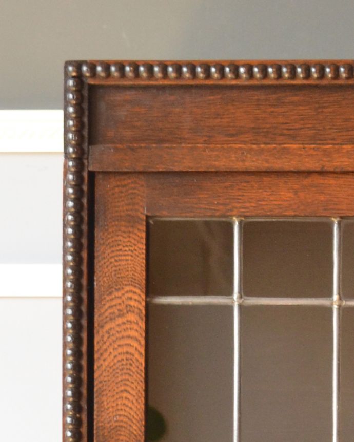 アンティークのキャビネット　アンティーク家具　英国家具らしいオシャレなスタッキングブックケース（オーク材）。キャビネットの縁には、スタッズのようなデザインが刻まれています。(q-746-f)