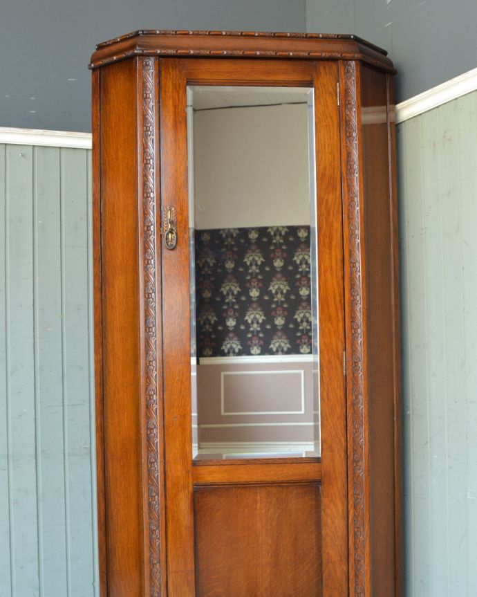 ワードローブ アンティーク家具 お部屋のコーナーで使えるミラー付きのアンティーク家具、英国スタイルのコーナーホールローブ(洋服掛け)。姿見になる鏡もキレイ!この鏡がやたらと買い付けの時に目立っていたんです。(q-747-f)