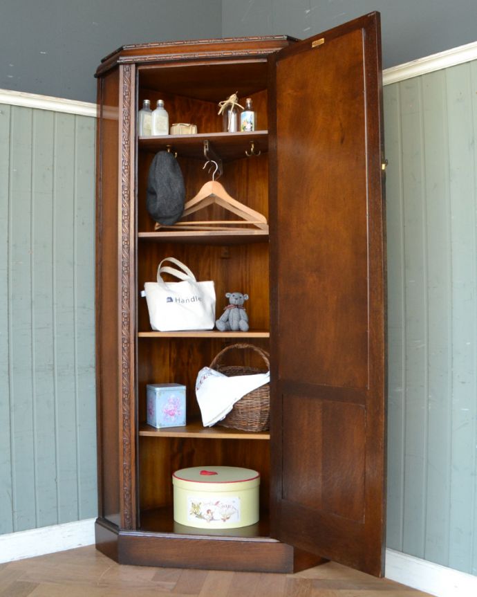 ワードローブ アンティーク家具 お部屋のコーナーで使えるミラー付きのアンティーク家具、英国スタイルのコーナーホールローブ(洋服掛け)。棚板も全部で4枚!キャビネットとしてたっぷり収納棚板を全部セットすると、こんな感じ。(q-747-f)