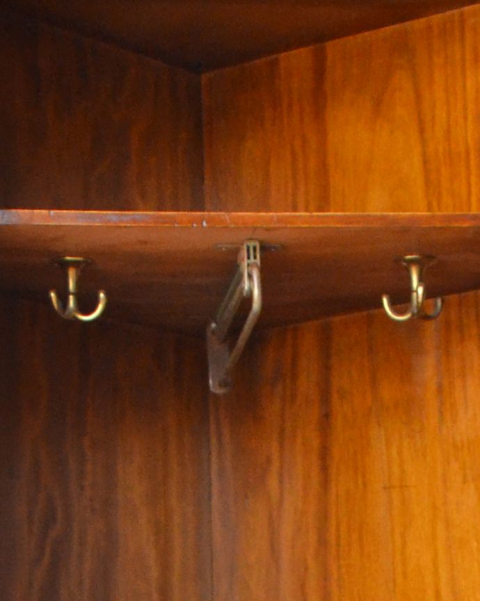 ワードローブ アンティーク家具 お部屋のコーナーで使えるミラー付きのアンティーク家具、英国スタイルのコーナーホールローブ(洋服掛け)。フックも海外製らしくカッコいい!バックやハンガーを掛けたり、実用的にお楽しみ頂けます。(q-747-f)