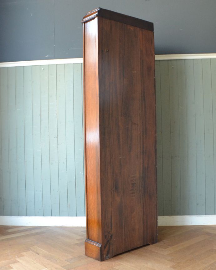 ワードローブ アンティーク家具 お部屋のコーナーで使えるミラー付きのアンティーク家具、英国スタイルのコーナーホールローブ(洋服掛け)。壁にピタッとくっつく部分もピカピカ背中は見えないけれど、妥協はしません!隠しちゃうのがもったいないくらいキレイです。(q-747-f)