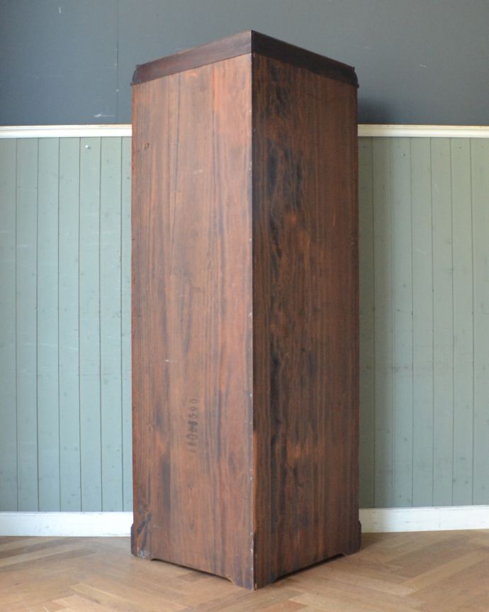 ワードローブ アンティーク家具 お部屋のコーナーで使えるミラー付きのアンティーク家具、英国スタイルのコーナーホールローブ(洋服掛け)。後ろ姿ももちろんキレイきちんとメンテナンスしてあるので、裏側もキレイです。(q-747-f)