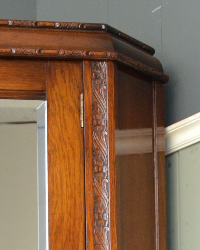 ワードローブ アンティーク家具 お部屋のコーナーで使えるミラー付きのアンティーク家具、英国スタイルのコーナーホールローブ(洋服掛け)。可憐なお花の装飾がとってもステキ!英国の家具らしい重厚感があります。(q-747-f)