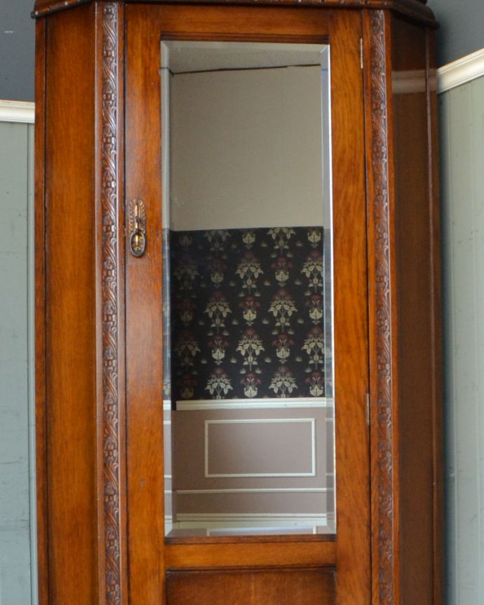 ワードローブ アンティーク家具 お部屋のコーナーで使えるミラー付きのアンティーク家具、英国スタイルのコーナーホールローブ(洋服掛け)。扉には四角のミラーがあります。(q-747-f)