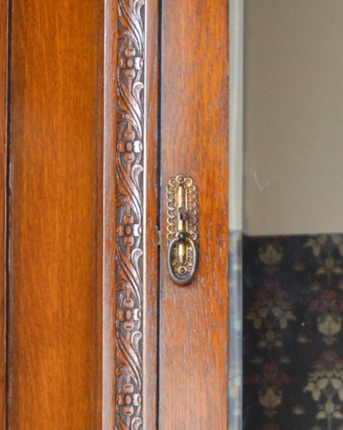 ワードローブ アンティーク家具 お部屋のコーナーで使えるミラー付きのアンティーク家具、英国スタイルのコーナーホールローブ(洋服掛け)。丸くて落ち着いた良い色合いの取っ手が付いています。(q-747-f)