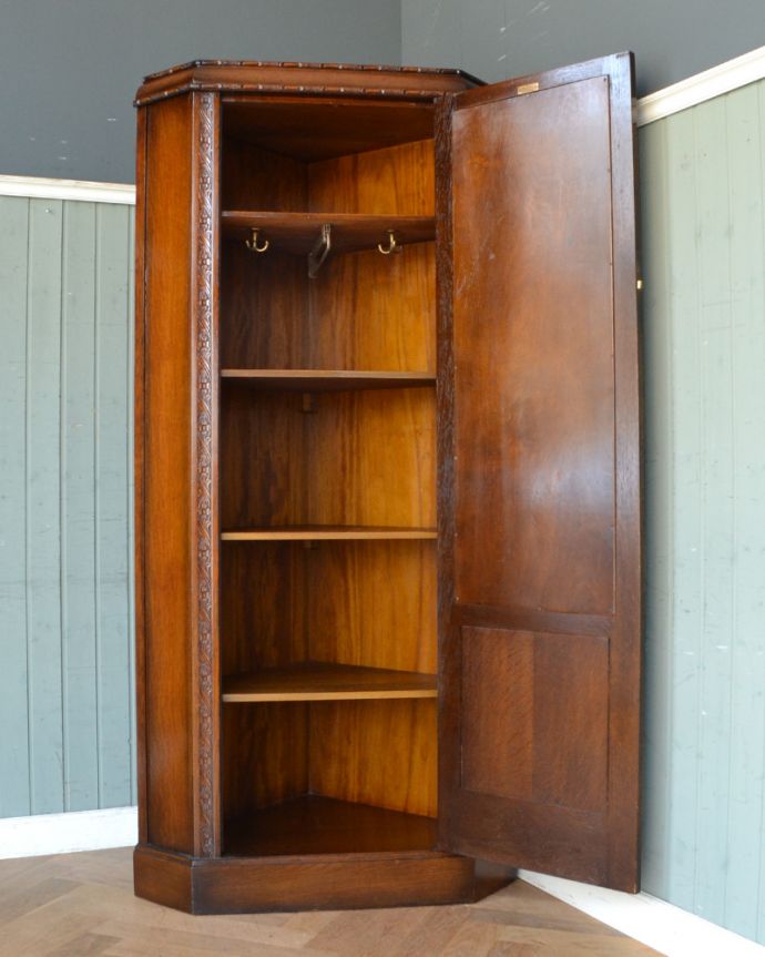 ワードローブ アンティーク家具 お部屋のコーナーで使えるミラー付きのアンティーク家具、英国スタイルのコーナーホールローブ(洋服掛け)。内側も木製です。(q-747-f)