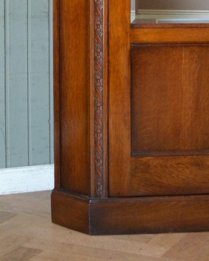 ワードローブ アンティーク家具 お部屋のコーナーで使えるミラー付きのアンティーク家具、英国スタイルのコーナーホールローブ(洋服掛け)。安定感のある脚がしっかり支えます。(q-747-f)