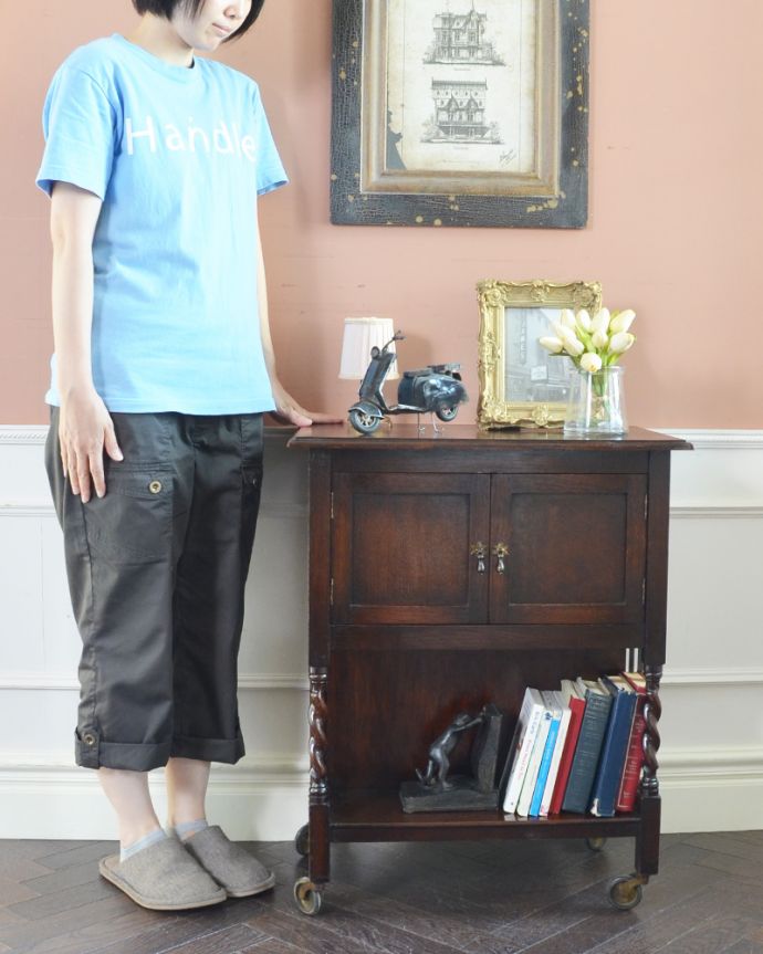 アンティークのキャビネット　アンティーク家具　英国紳士のスモーカーズキャビネット、オーク材のアンティーク家具。中が見えない扉収納と、取り出しやすいオープン収納が備わった機能的な一台。(q-748-f)