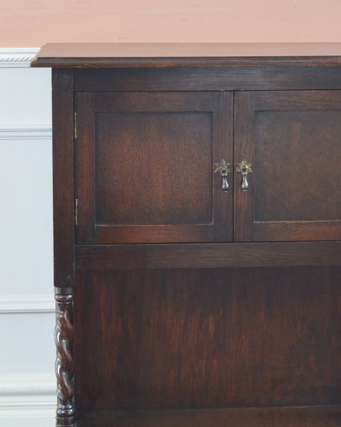 アンティークのキャビネット　アンティーク家具　英国紳士のスモーカーズキャビネット、オーク材のアンティーク家具。落ち着きがあって高級な印象を与えてくれます。(q-748-f)