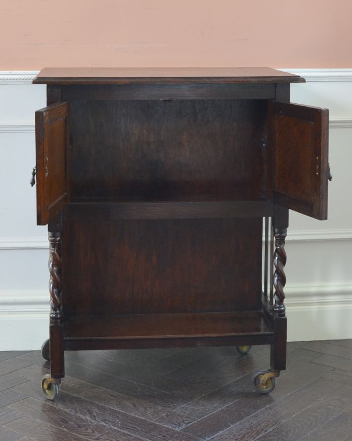 アンティークのキャビネット　アンティーク家具　英国紳士のスモーカーズキャビネット、オーク材のアンティーク家具。扉には見せたくないものを収納できます。(q-748-f)