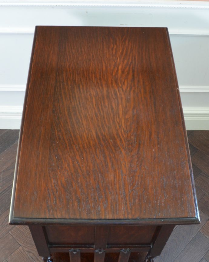 アンティークのキャビネット　アンティーク家具　英国紳士のスモーカーズキャビネット、オーク材のアンティーク家具。天板も木目がキレイです。(q-748-f)