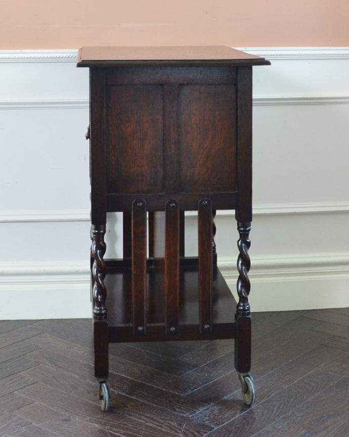 アンティークのキャビネット　アンティーク家具　英国紳士のスモーカーズキャビネット、オーク材のアンティーク家具。サイドから見ても絵になります。(q-748-f)