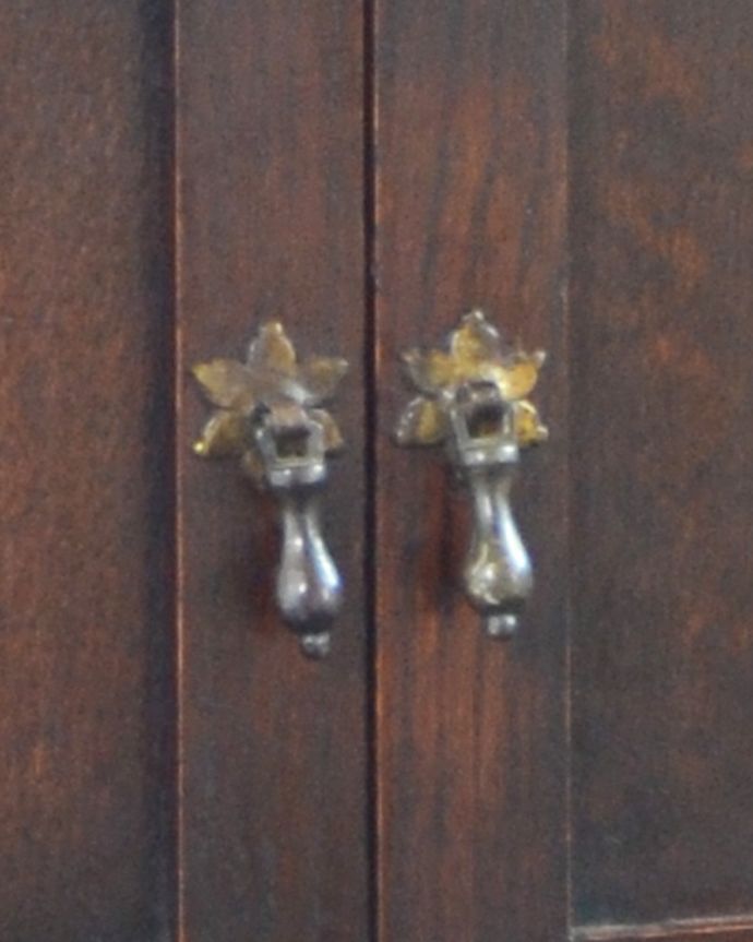 アンティークのキャビネット　アンティーク家具　英国紳士のスモーカーズキャビネット、オーク材のアンティーク家具。アンティークの装飾がオシャレな取っ手です。(q-748-f)