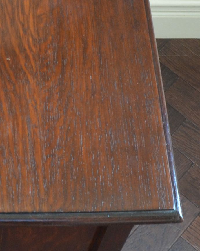 アンティークのキャビネット　アンティーク家具　英国紳士のスモーカーズキャビネット、オーク材のアンティーク家具。カッティングが施されていて、上品です。(q-748-f)