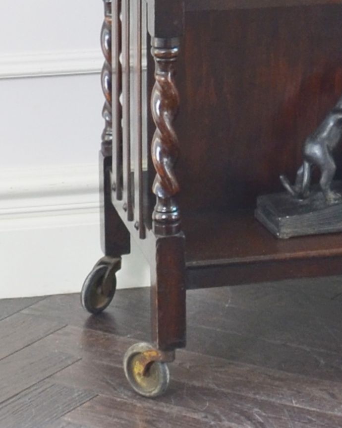 アンティークのキャビネット　アンティーク家具　英国紳士のスモーカーズキャビネット、オーク材のアンティーク家具。脚先はキャスターになっています。(q-748-f)