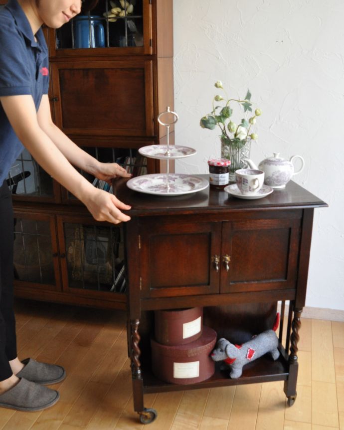 アンティークのキャビネット　アンティーク家具　英国紳士のスモーカーズキャビネット、オーク材のアンティーク家具。ティーセットを乗せてキッチンワゴンにしたり、ソファの横にコロコロ持ってきたら、サイドテーブルとしても使えちゃいます。(q-748-f)
