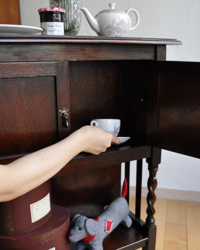 アンティークのキャビネット　アンティーク家具　英国紳士のスモーカーズキャビネット、オーク材のアンティーク家具。バスケットにナフキンを入れたり、カトラリーを収納したり・・・。(q-748-f)