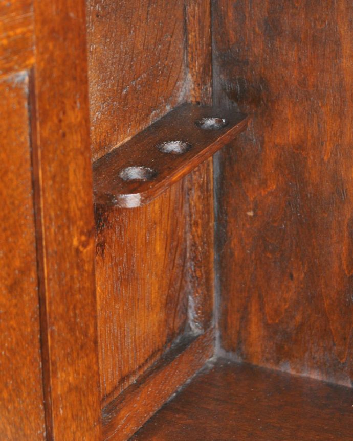 アンティークのキャビネット　アンティーク家具　英国紳士のスモーカーズキャビネット、オーク材のアンティーク家具。扉の中にはパイプを収納できる、穴開いた小さな棚が付いています。(q-748-f)