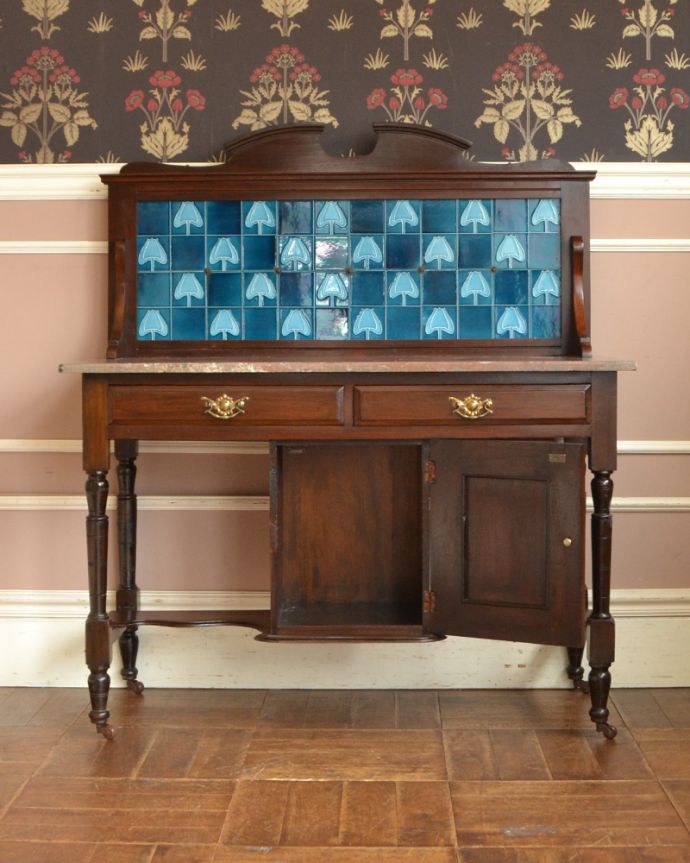 サイドボード アンティーク家具 天然石を天板に使用した贅沢なアンティーク家具、ブルータイル入りのウォッシュハンドスタンド。扉を開いた中もキレイです。(q-751-f)