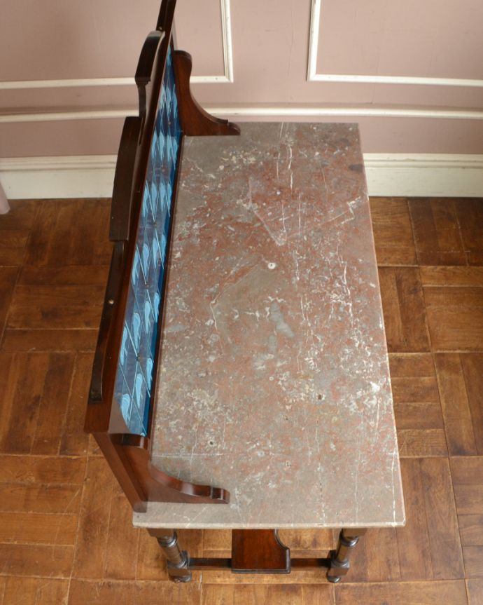 サイドボード アンティーク家具 天然石を天板に使用した贅沢なアンティーク家具、ブルータイル入りのウォッシュハンドスタンド。天然大理石を使った贅沢な天板天板には女性の憧れ、天然の大理石が使われている贅沢な家具です。(q-751-f)