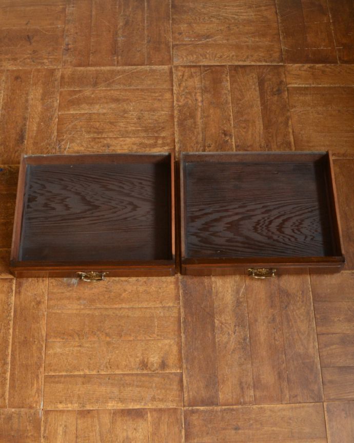 サイドボード アンティーク家具 天然石を天板に使用した贅沢なアンティーク家具、ブルータイル入りのウォッシュハンドスタンド。引き出しの中もキレイに修復しました!タオルやリネンなどを入れて使っていた引き出しも、もちろん職人がキレイにお直しました。(q-751-f)