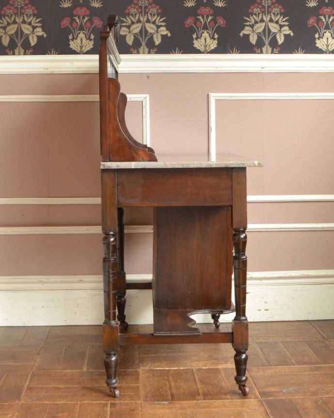 サイドボード アンティーク家具 天然石を天板に使用した贅沢なアンティーク家具、ブルータイル入りのウォッシュハンドスタンド。横から見てもステキもちろん、横から見てもキレイに仕上がっています。(q-751-f)