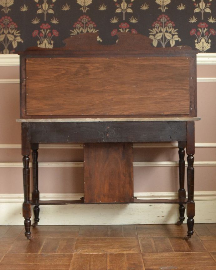 サイドボード アンティーク家具 天然石を天板に使用した贅沢なアンティーク家具、ブルータイル入りのウォッシュハンドスタンド。キレイに修復しました!アンティークは新品ではないので、経年変化によるキズはありますが、専門の職人がキレイにお直しをしているので、後姿もキレイです。(q-751-f)