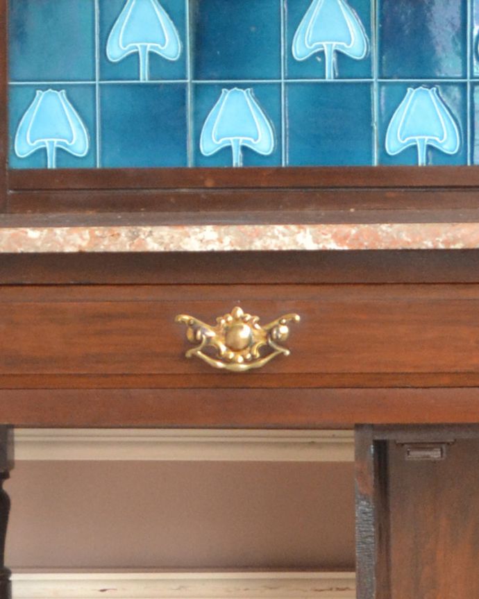 サイドボード アンティーク家具 天然石を天板に使用した贅沢なアンティーク家具、ブルータイル入りのウォッシュハンドスタンド。開ける度になんだかワクワク引き出しの取っ手も可愛いデザイン。(q-751-f)