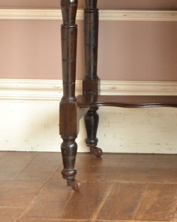 サイドボード アンティーク家具 天然石を天板に使用した贅沢なアンティーク家具、ブルータイル入りのウォッシュハンドスタンド。女性1人でラクラク運べちゃうんです足先にはキャスターも付いています。(q-751-f)