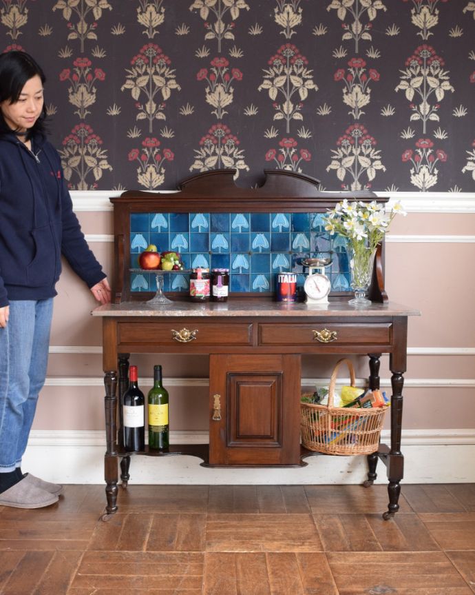 サイドボード アンティーク家具 天然石を天板に使用した贅沢なアンティーク家具、ブルータイル入りのウォッシュハンドスタンド。アンティークでしか手に入らない家具まだ水道の発達していない時代に洗面所として必ず使われていたウォッシュスタンド。(q-751-f)