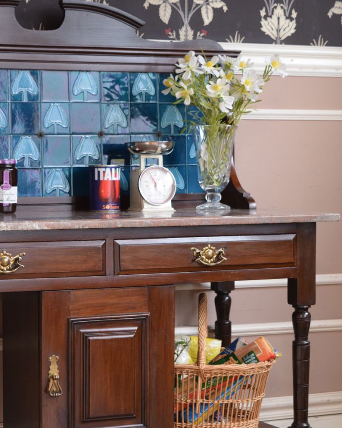 サイドボード アンティーク家具 天然石を天板に使用した贅沢なアンティーク家具、ブルータイル入りのウォッシュハンドスタンド。タイルと天然大理石の美しいコラボ洗面器を置いて顔や手を洗う用に使っていた家具には、水が弾いてもいいようにタイルと天然大理石の贅沢な素材が使われています。(q-751-f)