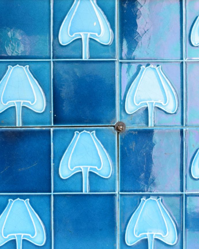 サイドボード アンティーク家具 天然石を天板に使用した贅沢なアンティーク家具、ブルータイル入りのウォッシュハンドスタンド。アンティークだけが持つ独特の風合い美しい模様のアンティークタイルにうっとり・・・年月を経たアンティークタイルだけが持つ魅力を楽しんでください。(q-751-f)