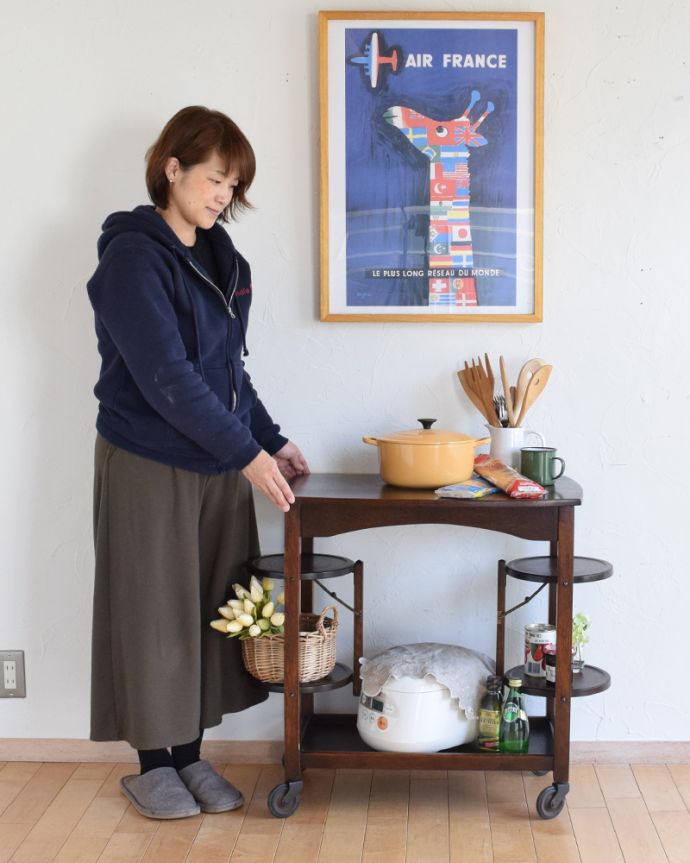 アンティークのワゴン・トローリー　アンティーク家具　英国らしいアンティーク家具、ケーキスタンド付きのトローリー（オーク材）。コロコロ転がせば移動も楽チン！ティータイムでの必需品、木製のケーキスタンド付きトローリーです。(q-765-f-1)