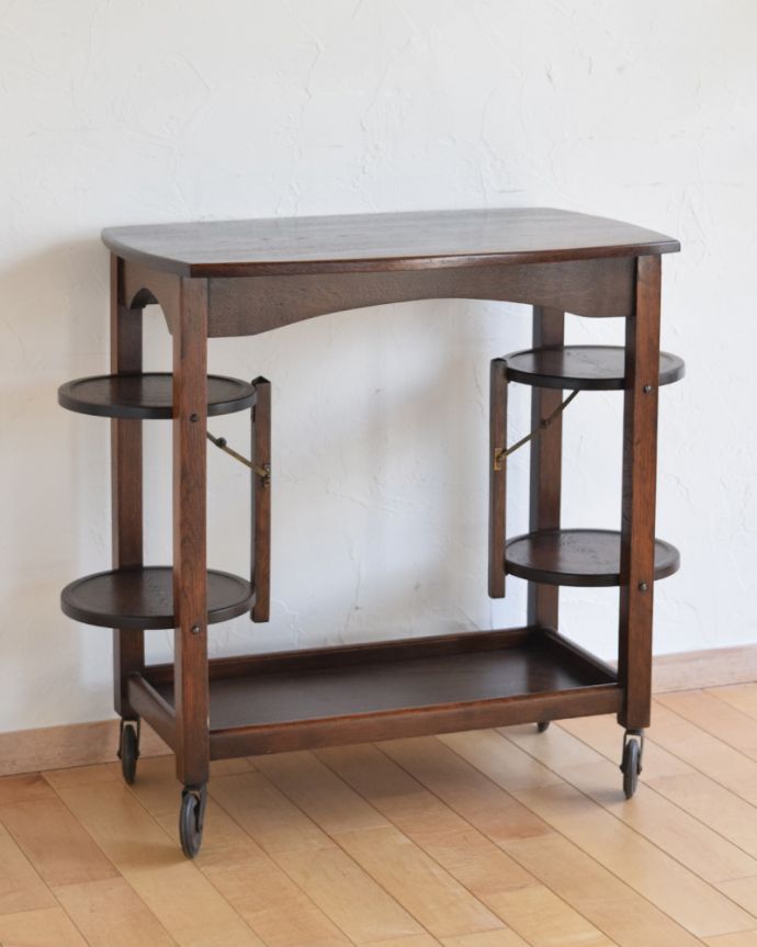 アンティークのワゴン・トローリー　アンティーク家具　英国らしいアンティーク家具、ケーキスタンド付きのトローリー（オーク材）。可動式の木製トレーが4つ付いています。(q-765-f-1)