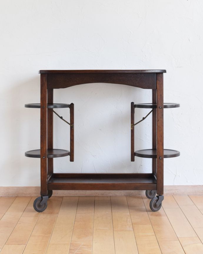 アンティークのワゴン・トローリー　アンティーク家具　英国らしいアンティーク家具、ケーキスタンド付きのトローリー（オーク材）。両サイドに２段のケーキスタンドが付いています。(q-765-f-1)