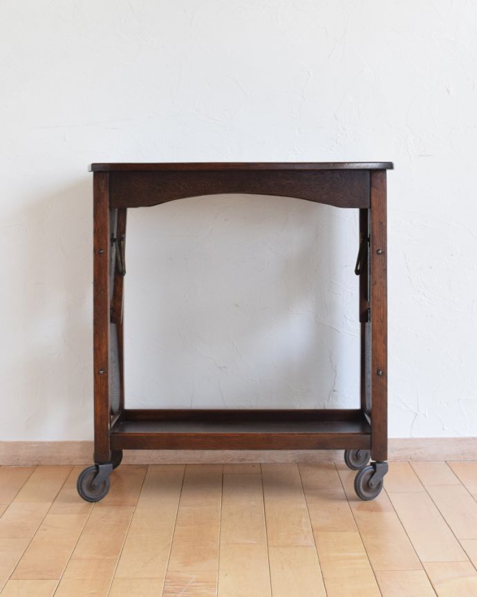 アンティークのワゴン・トローリー　アンティーク家具　英国らしいアンティーク家具、ケーキスタンド付きのトローリー（オーク材）。棚を折り畳めばたぷり乗せられるスペースがあります。(q-765-f-1)