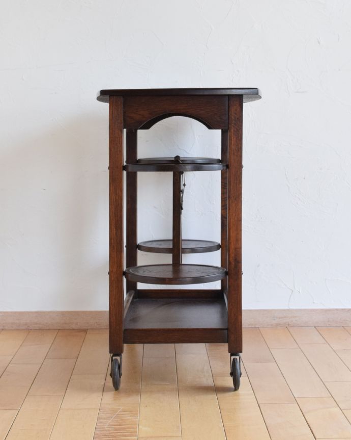 アンティークのワゴン・トローリー　アンティーク家具　英国らしいアンティーク家具、ケーキスタンド付きのトローリー（オーク材）。とってもスマートなので、マンションやアパートの方にもオススメです。(q-765-f-1)