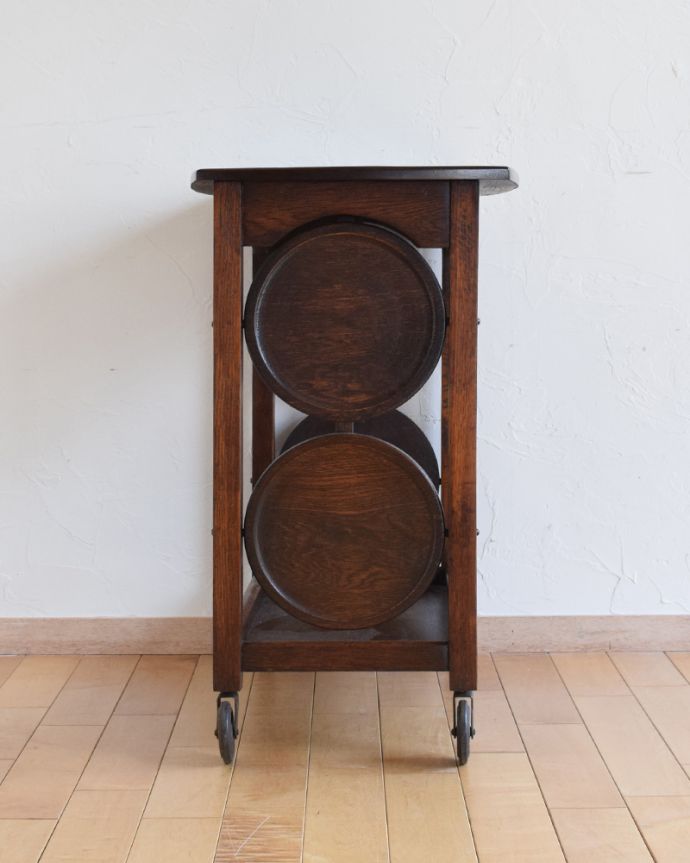 アンティークのワゴン・トローリー　アンティーク家具　英国らしいアンティーク家具、ケーキスタンド付きのトローリー（オーク材）。アンティークは新品ではないので、もちろん経年変化によるキズはありますが、専門の職人が目立たないようキレイにお直しをしているので、後姿までキレイです。(q-765-f-1)