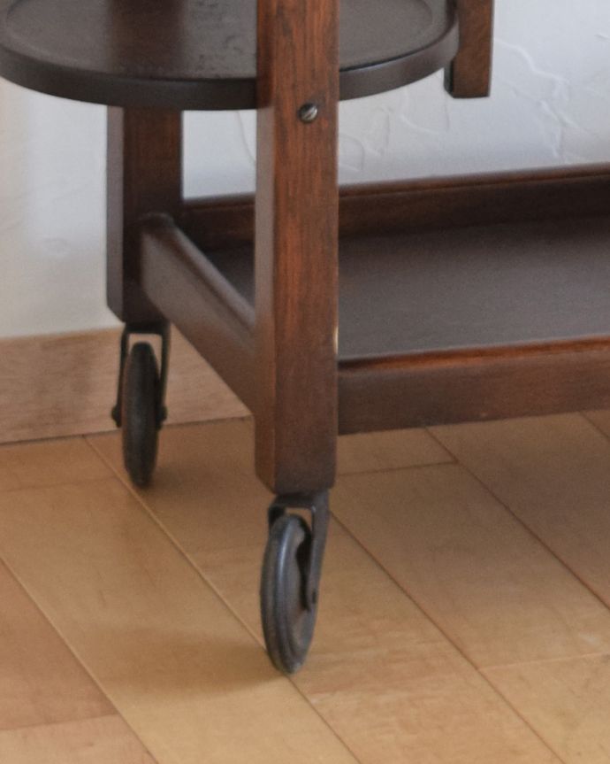 アンティークのワゴン・トローリー　アンティーク家具　英国らしいアンティーク家具、ケーキスタンド付きのトローリー（オーク材）。きちんと調整したので、新しいものと比べるとスムーズではありませんが、ちゃんと動きます。(q-765-f-1)